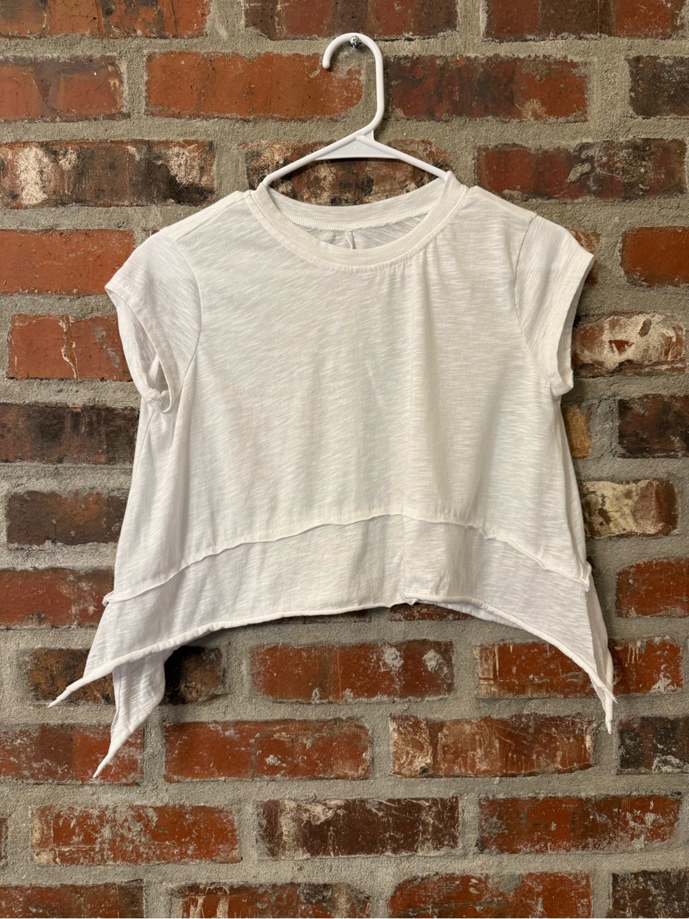 T248 -SHEIN White Asymmetrical Point Hem Crop Top